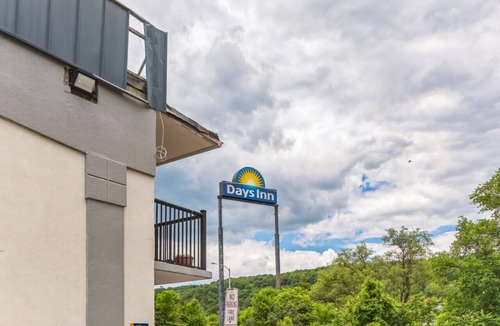 Hollins House | Days inn I81 double bed room