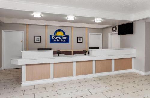 Arlington Heights Hotel | Days Inn & Suites by Wyndham Arlington Heights