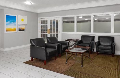 Arlington Heights Hotel | Days Inn & Suites by Wyndham Arlington Heights