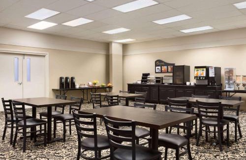 Sault Ste. Marie Hotel | Days Inn & Suites by Wyndham Sault Ste. Marie ON