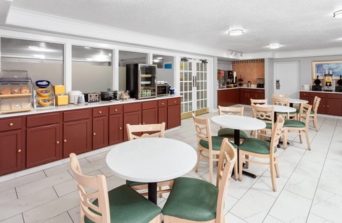 Arlington Heights Hotel | Days Inn & Suites by Wyndham Arlington Heights