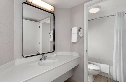 Arlington Heights Hotel | Days Inn & Suites by Wyndham Arlington Heights