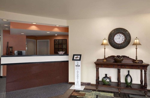 Colonie Hotel | Days Inn & Suites by Wyndham Albany
