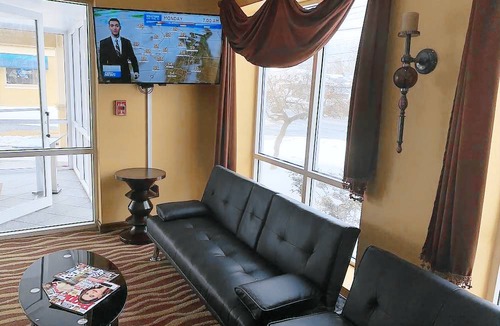 Colonie Hotel | Days Inn & Suites by Wyndham Albany