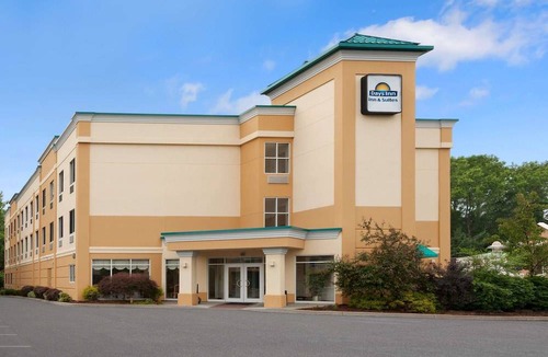 Colonie Hotel | Days Inn & Suites by Wyndham Albany