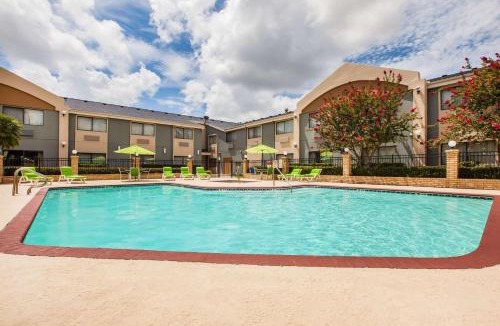 South Side Hotel | Days Inn & Suites by Wyndham Corpus Christi Central