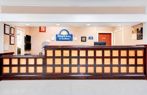Bonanza Hotel | Days Inn & Suites by Wyndham Laredo