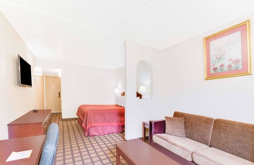 Bonanza Hotel | Days Inn & Suites by Wyndham Laredo