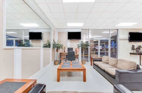 Bonanza Hotel | Days Inn & Suites by Wyndham Laredo