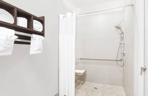 Madisonville Hotel | Days Inn & Suites by Wyndham Madisonville