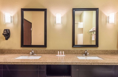 Mineral Wells Hotel | Days Inn & Suites by Wyndham Mineral Wells