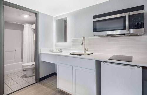 Niagara Falls Hotel | Days Inn & Suites by Wyndham Niagara Falls/Buffalo