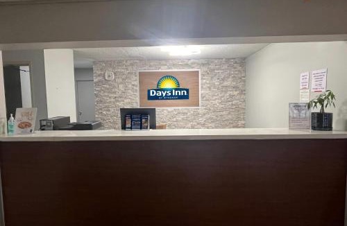 Williamsburg Hotel | Days Inn & Suites by Wyndham Williamsburg IA North