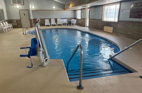 Williamsburg Hotel | Days Inn & Suites by Wyndham Williamsburg IA North