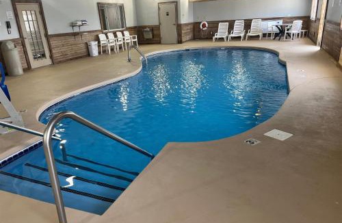 Williamsburg Hotel | Days Inn & Suites by Wyndham Williamsburg IA North