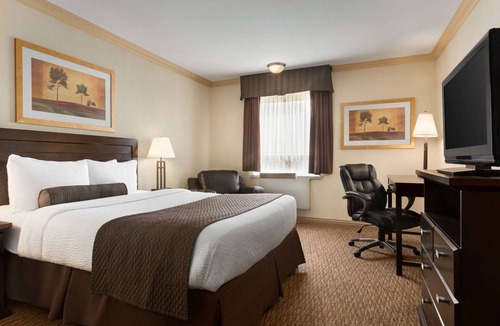 Sault Ste. Marie Hotel | Days Inn & Suites by Wyndham Sault Ste. Marie ON