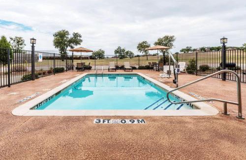 Mineral Wells Hotel | Days Inn & Suites by Wyndham Mineral Wells