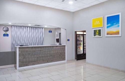 Niagara Falls Hotel | Days Inn & Suites by Wyndham Niagara Falls/Buffalo