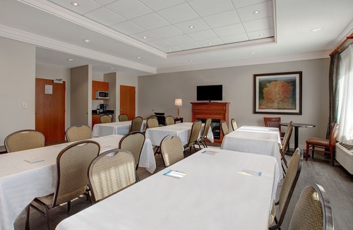 Collingwood Hotel | Days Inn & Suites by Wyndham Collingwood