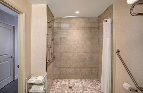 Collingwood Hotel | Days Inn & Suites by Wyndham Collingwood