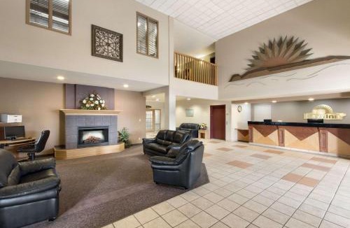 Thunder Bay Hotel | Days Inn & Suites by Wyndham Thunder Bay