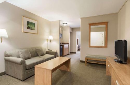 Thunder Bay Hotel | Days Inn & Suites by Wyndham Thunder Bay