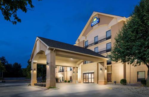 Cedar Rapids Hotel | Days Inn & Suites by Wyndham Cedar Rapids