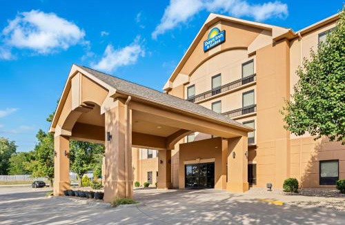 Cedar Rapids Hotel | Days Inn & Suites by Wyndham Cedar Rapids