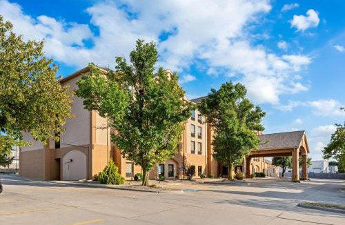 Cedar Rapids Hotel | Days Inn & Suites by Wyndham Cedar Rapids