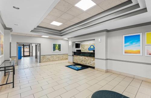 Cedar Rapids Hotel | Days Inn & Suites by Wyndham Cedar Rapids
