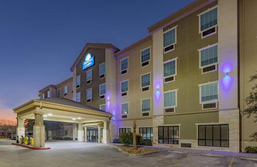 San Antonio Hotel | Days Inn & Suites by Wyndham San Antonio near Frost Bank Center