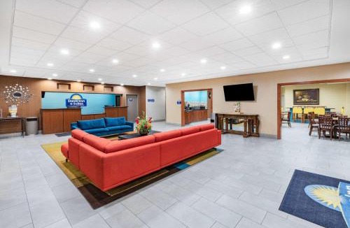 San Antonio Hotel | Days Inn & Suites by Wyndham San Antonio near Frost Bank Center