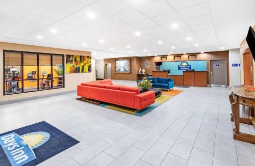 San Antonio Hotel | Days Inn & Suites by Wyndham San Antonio near Frost Bank Center
