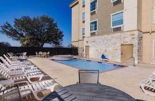 San Antonio Hotel | Days Inn & Suites by Wyndham San Antonio near Frost Bank Center