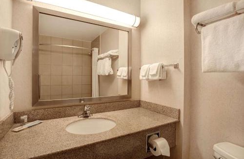 Collingwood Hotel | Days Inn & Suites by Wyndham Collingwood