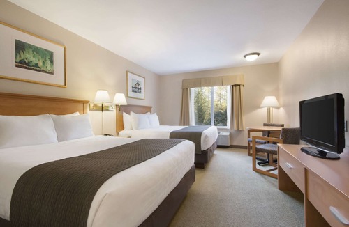 Thunder Bay Hotel | Days Inn & Suites by Wyndham Thunder Bay