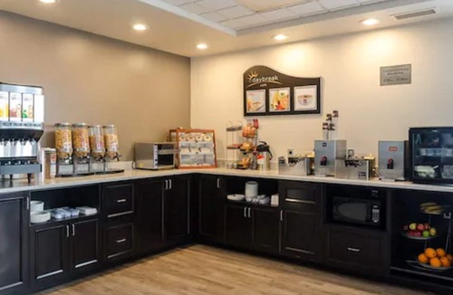 Thunder Bay Hotel | Days Inn & Suites by Wyndham Thunder Bay