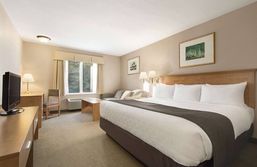 Thunder Bay Hotel | Days Inn & Suites by Wyndham Thunder Bay