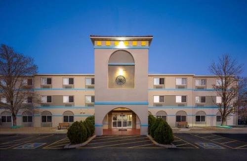 Victory Hills Hotel | Days Inn & Suites by Wyndham Airport Albuquerque