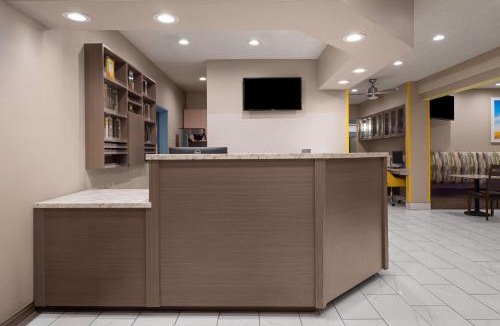 Victory Hills Hotel | Days Inn & Suites by Wyndham Airport Albuquerque
