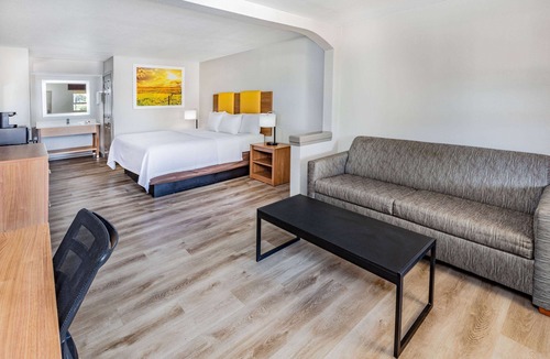 Huntsville Hotel | Days Inn & Suites by Wyndham Huntsville