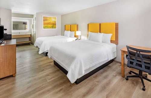 Huntsville Hotel | Days Inn & Suites by Wyndham Huntsville