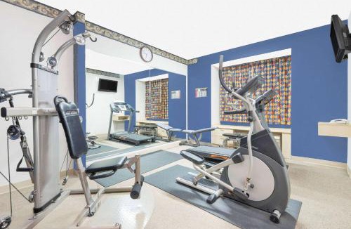 Hutchinson Hotel | Days Inn & Suites by Wyndham Hutchinson