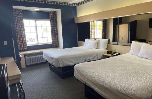 Hutchinson Hotel | Days Inn & Suites by Wyndham Hutchinson