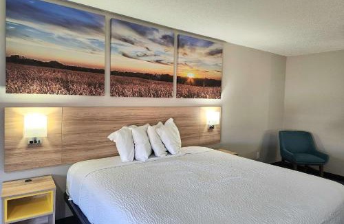 New Iberia Hotel | Days Inn & Suites by Wyndham New Iberia