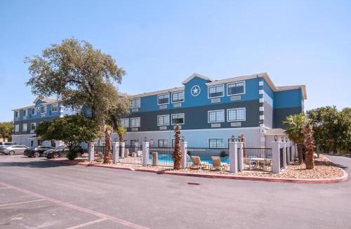 Hollywood Park Hotel | Days Inn & Suites by Wyndham San Antonio North/Stone Oak