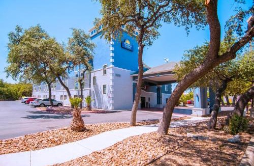 Hollywood Park Hotel | Days Inn & Suites by Wyndham San Antonio North/Stone Oak