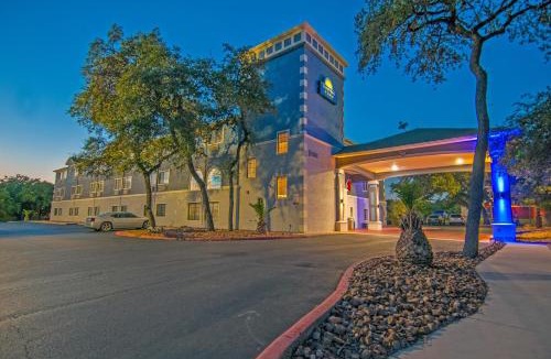 Hollywood Park Hotel | Days Inn & Suites by Wyndham San Antonio North/Stone Oak