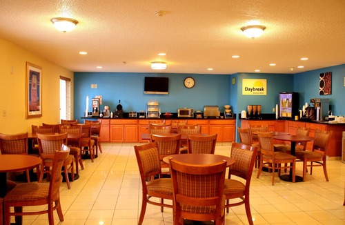 Bloomington Hotel | Days Inn & Suites by Wyndham Bloomington/Normal IL