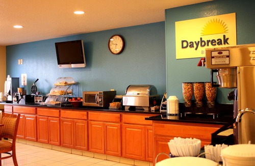 Bloomington Hotel | Days Inn & Suites by Wyndham Bloomington/Normal IL